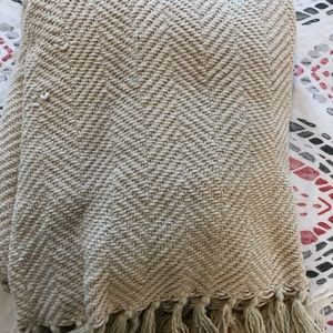 Bedding - Soft cream knit throw blanket! Bedding - Soft cream knit throw blanket!